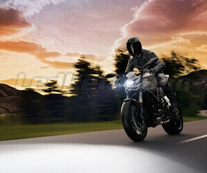 Motorcykel på vägen utrustad med motorcykellampor H4 LED Osram Easy 12V