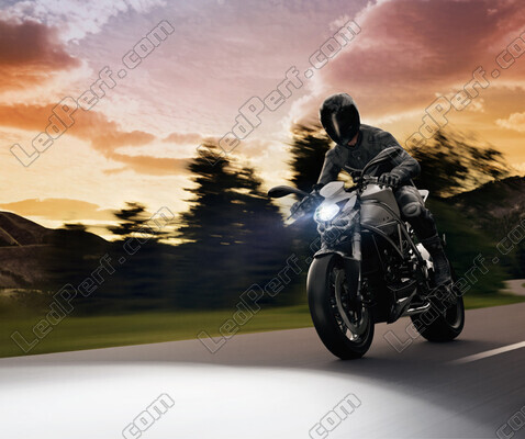 Motorcykel på vägen utrustad med motorcykellampor H4 LED Osram Easy 12V