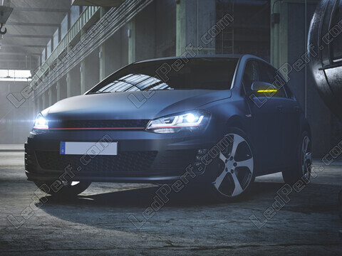 Volkswagen Touran V4 framifrån utrustad med dynamiska blinkers Osram LEDriving® för sidospeglar